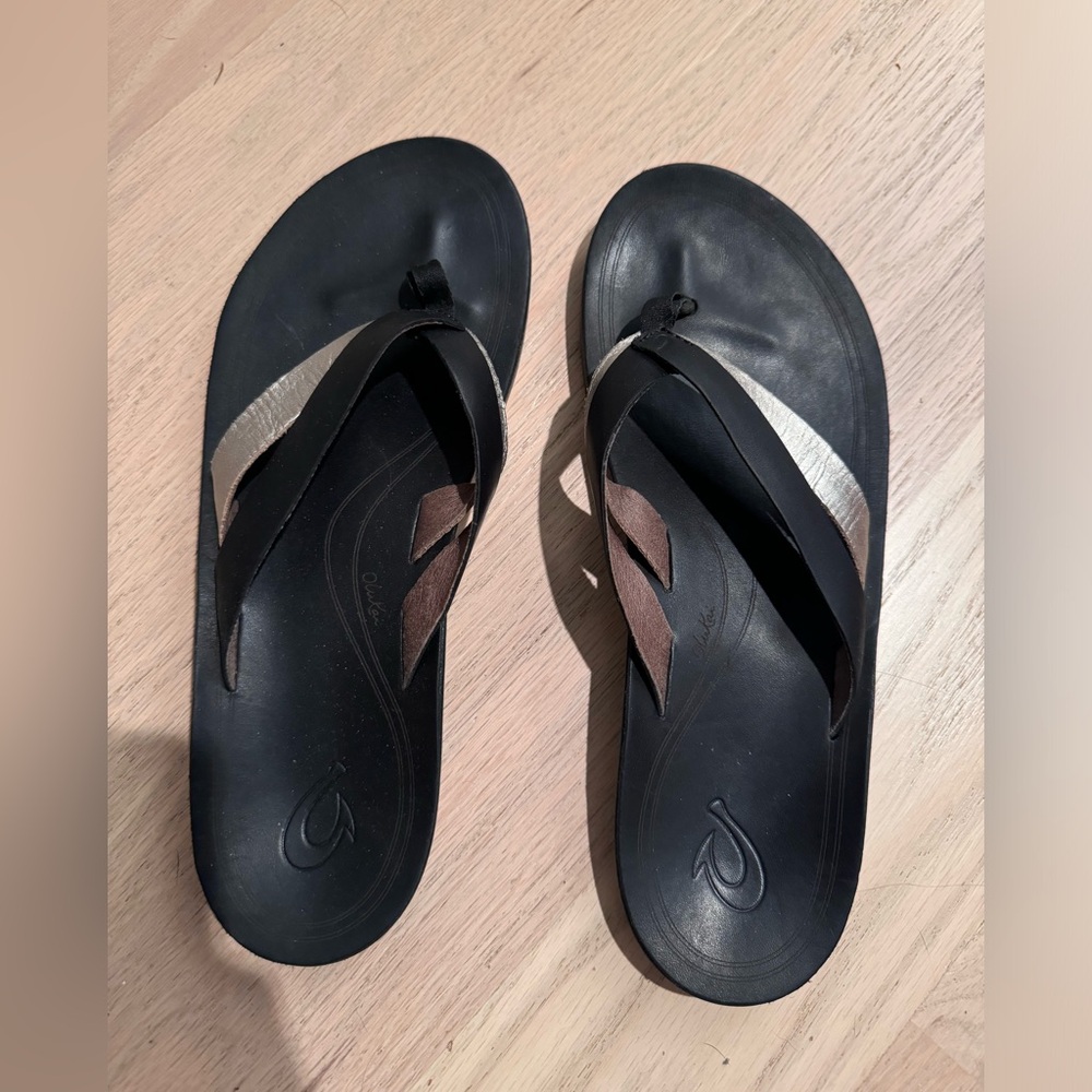 OluKai KaeKae sandals in black and gold, size 9